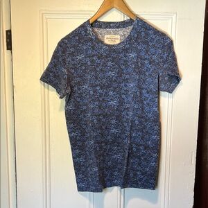 Abercrombie & Fitch Men's Blue Floral Pattern Tee